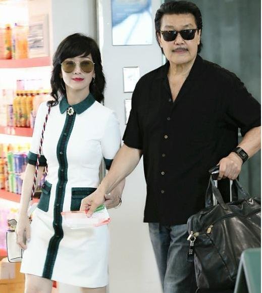 63岁赵雅芝太时尚，脚踩“两根银针”现身机场，厉害了我的老太太