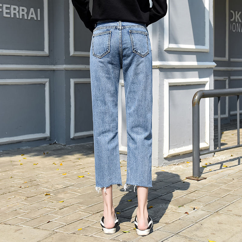 如今的女人真会穿，不穿裙子，只穿这“坏的”牛仔裤，美出新高度