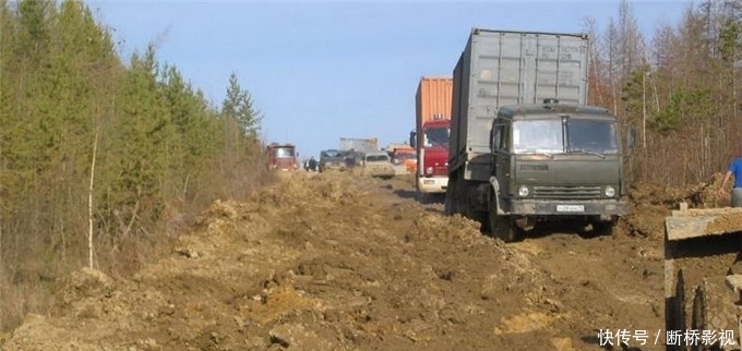  【白骨】世界上最难修的公路，1.7万人被埋在路基下当路基，5万