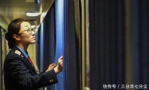 火车半夜经过一些地方,为何乘务员强制拉窗帘?看完才明白