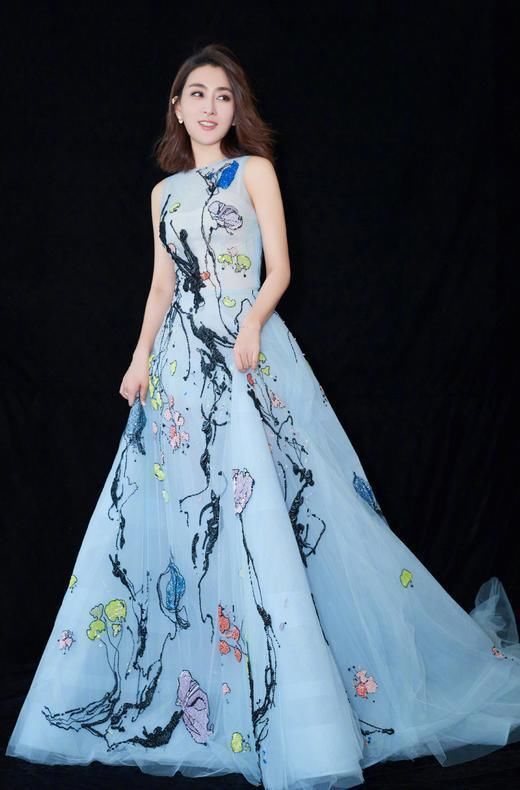 马苏终于穿短裤秀腿了!网友:受伤的膝盖暴露了太多秘密!