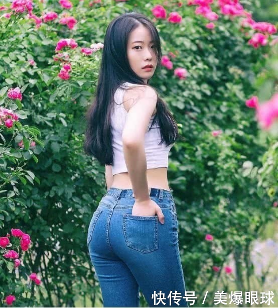 街拍时尚的牛仔裤美女，线条感柔美，小蛮腰更有魅力