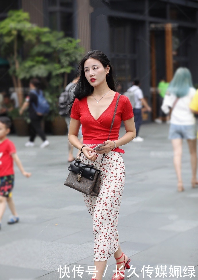 碎花|优雅气质的小姐姐,V领针织衫搭配碎花半裙,女神范十足!