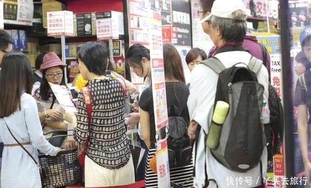 日本人来中国旅游也疯狂购物，日本游客都买了什么？网友：笑了