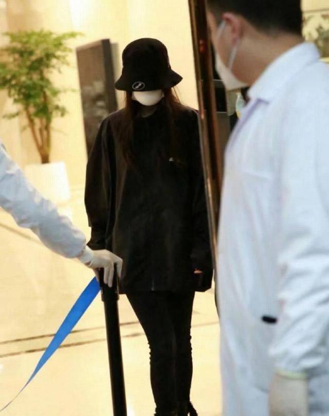 「小黑」Baby把小黑裤穿火了,随意搭配就很洋气