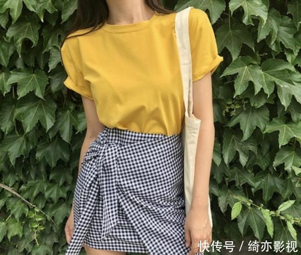  「以试一下」T恤叠穿或搭配不同款式的牛仔裤，都是春夏最nice穿搭CP！