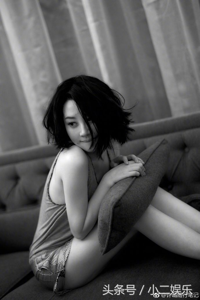 许晴穿吊带上衣微露“香沟”，姿态妖娆一颦一笑妩媚动人