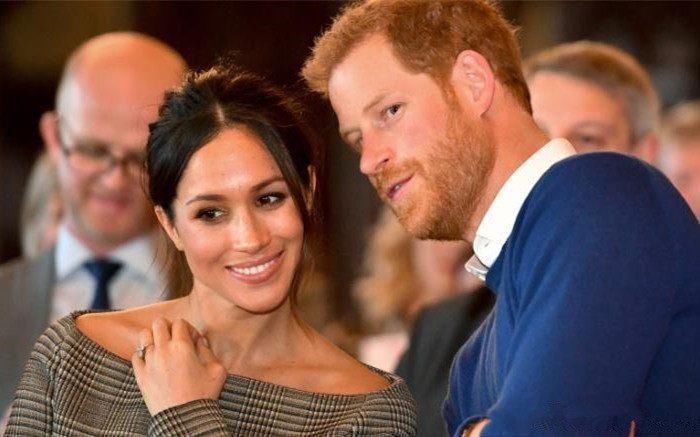 38岁的梅根王妃:白色吊带上衣尽显傲人上围，最后一张娇羞迷人!