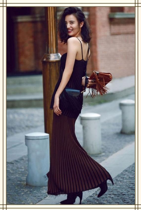 宋佳气场炸裂！开叉裙里套长裤居然不丑，网友：老奶奶不服就服你