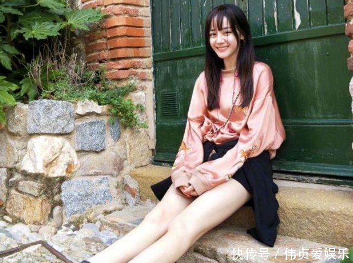 热巴穿短裙凸显大长腿,关晓彤穿短裤显青春活力,网友:热巴最美