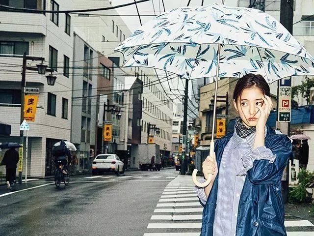 拥有一把可以当配饰的晴雨伞，是种怎样的体验?