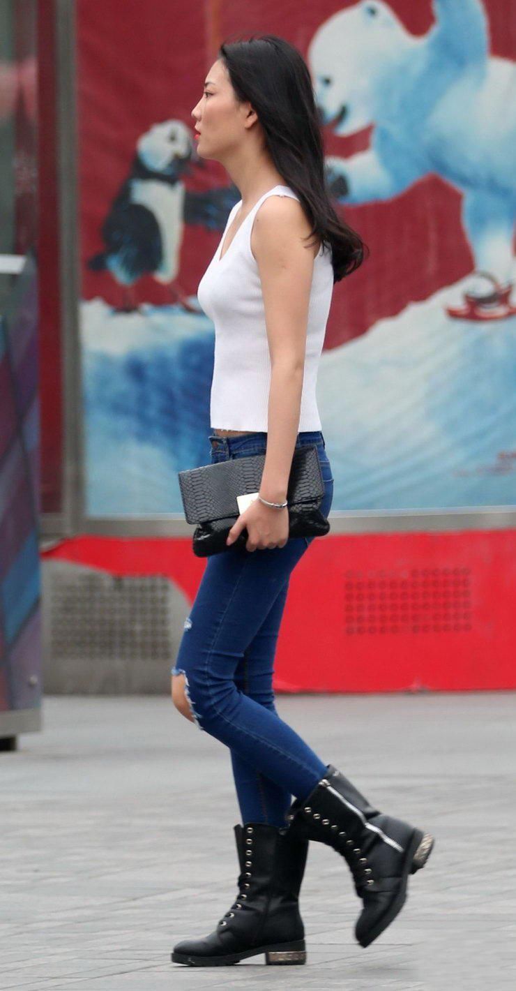 街拍:破洞紧身牛仔裤短靴高挑美女，散发出一种独特的香味