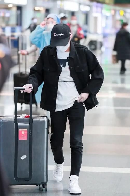 【时髦】个子不到165怎么穿?看看身高161的周深,造型时髦又显高