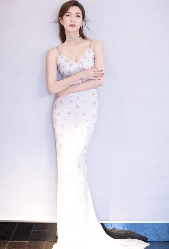 江疏影不愧是气质女神?穿着“宅男”短裤，这小短腿真可爱