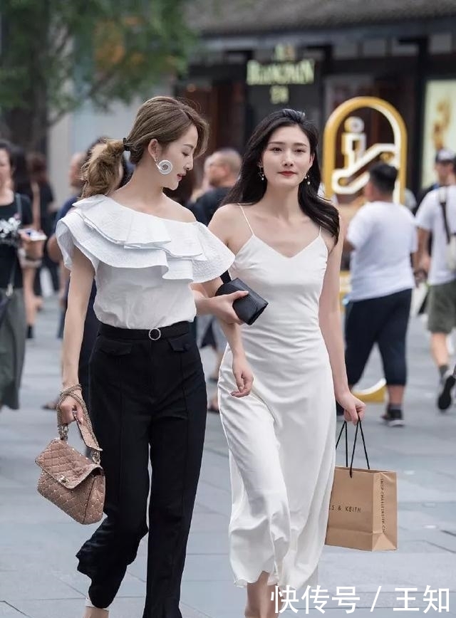  「红色」街拍：美女一双绑带的高跟凉鞋，让她走路的姿态也显得优雅，时尚靓丽