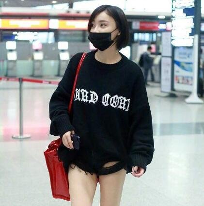 袁姗姗未PS街拍流出，瞬间怀疑她马甲线是不是假的