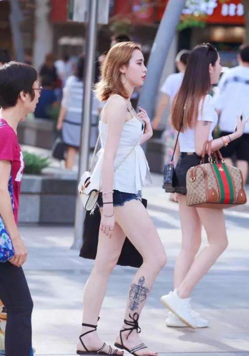 街拍： 广场遇见两个美女都是大长腿超短裤