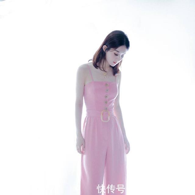 赵丽颖晒纤腰被网友封为“腰精”网上谣言不攻自破