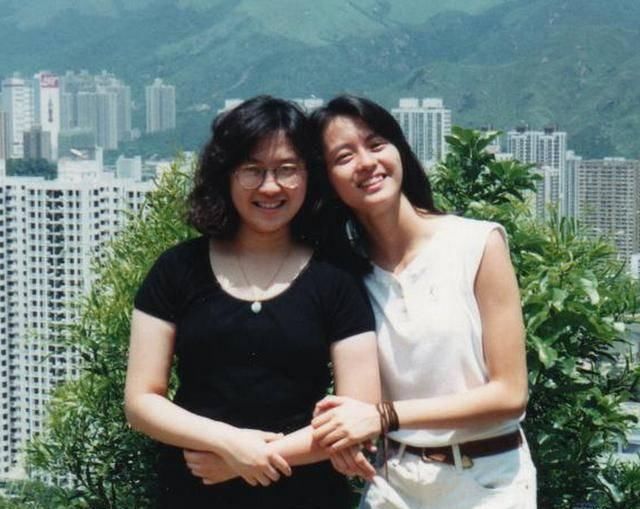  【风格】梁咏琪晒90年代旧照，罕见长发造型，女儿Sofia：这不是你的风格