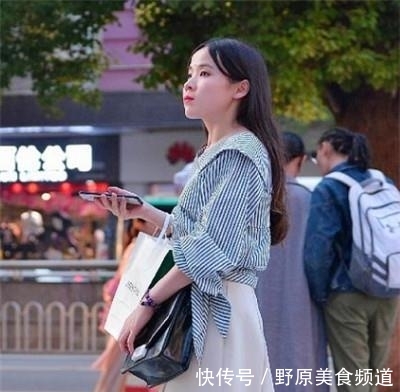 『诱人』街拍:芳菲妩媚的小姐姐,大长腿十分亮眼,彰显诱人身材