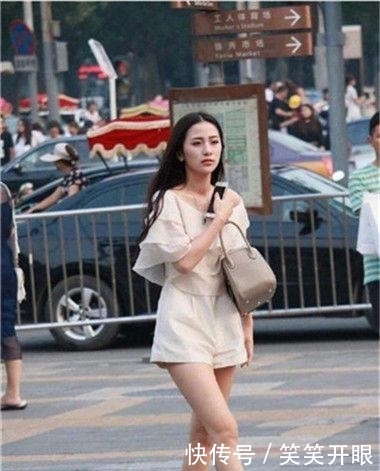 『 不失』性感而不失甜美，时尚街拍：紧致身材的小姐姐