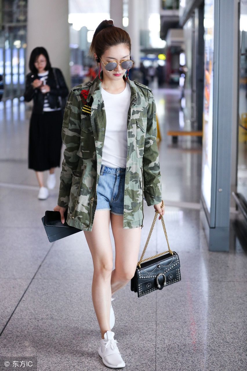 江疏影机场私拍，腿细如竹竿，网友:有80斤算我瞎