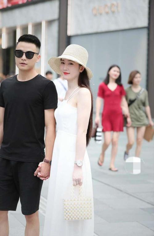 街拍：白色吊带连衣裙美女小巧可爱，小鸟依人的样子真的让人喜欢