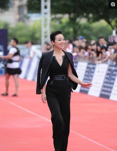 47岁闫妮，穿件别人不穿的吊带长裙，气质满分，撞衫刘涛也没输