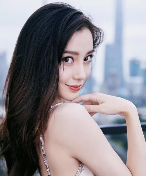 『设计』Angelababy身材有料,穿一袭丝绸连衣裙凹凸有致,小蛮腰细到吓人