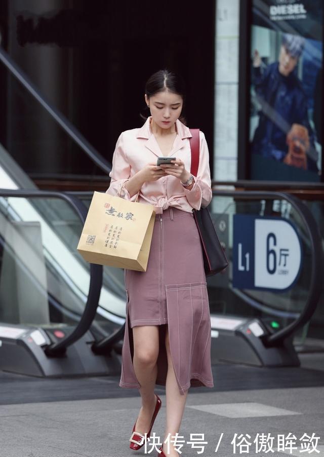 绸缎■街拍绸缎质感十足上衣,搭紧身牛仔裤,曲线玲珑呈现青春时尚