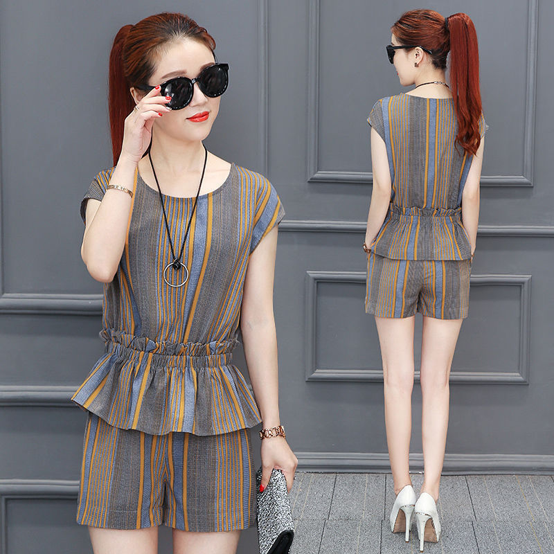 去了上海才发现，街上的70后女人，都穿短裤套装，美的像小姑娘