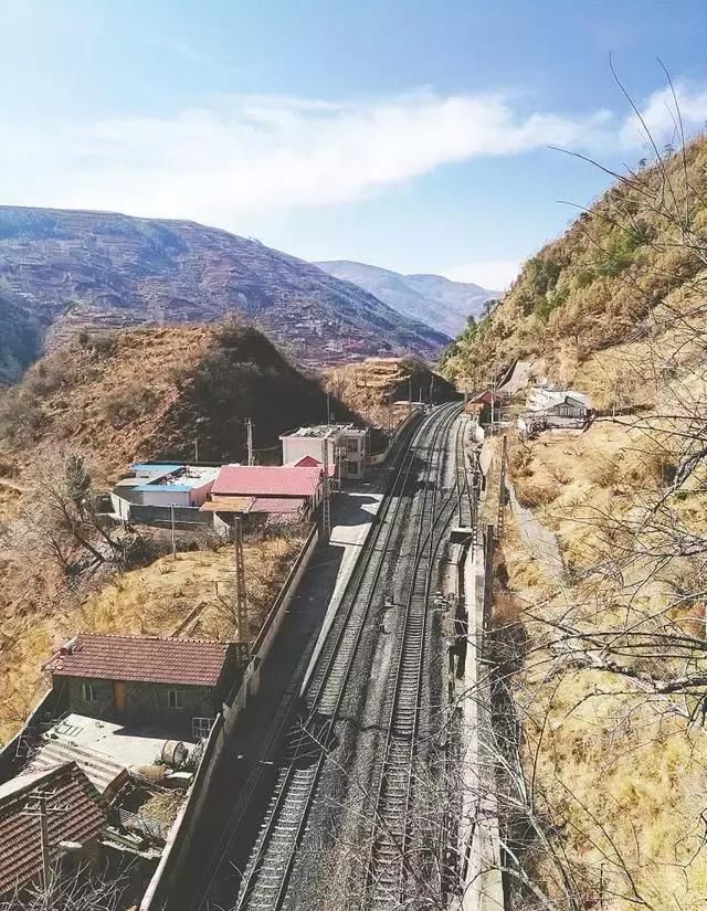  云中|铁路版盘山公路：成昆铁路展线奇景，翻山越岭云中走！