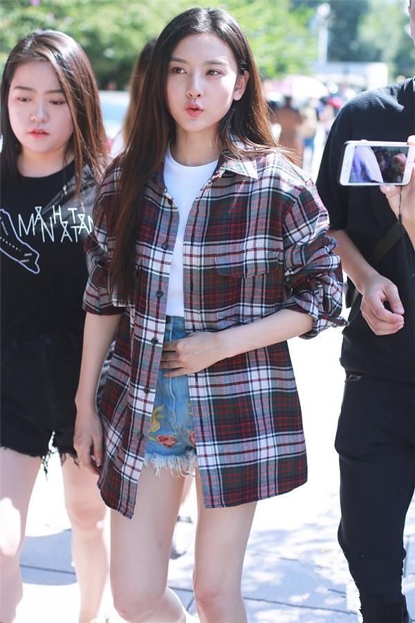 宋祖儿开学报到，格子衬衫配短裤青春少女，大明星了却还有学生样
