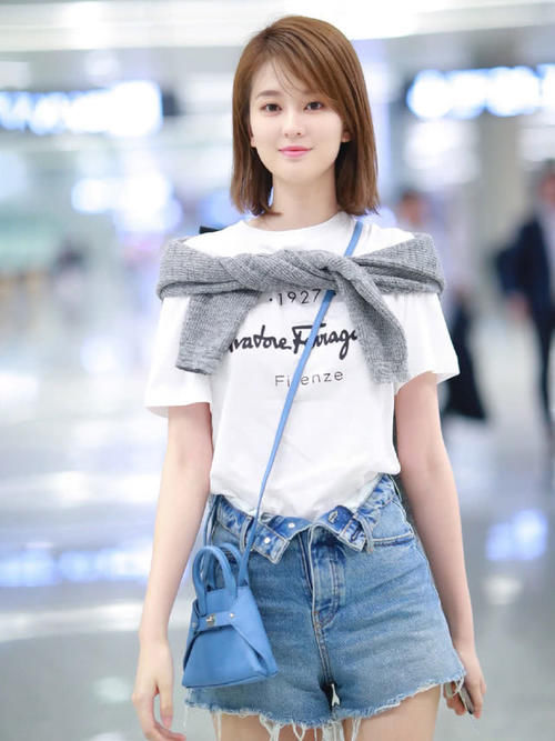 25岁乔欣变回“乖乖女”，又穿毛衣秀长腿，美得清纯