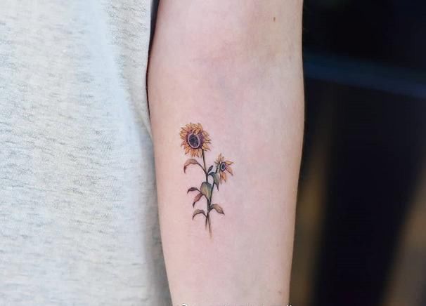 性感又充满魅力的花卉纹身，漂亮小姐姐们最爱的纹身图案!