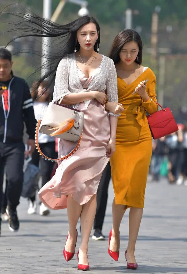两个身材高挑的时尚小姐姐包臀裙一起出街，深V领大秀好身材，万