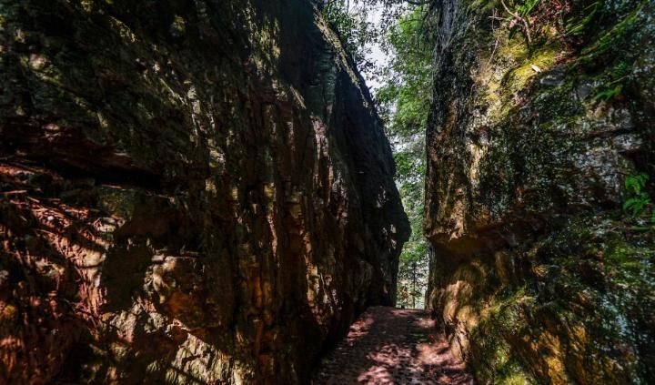 皖、浙两省交界处，有一个大裂谷处处断崖绝壁，藏有四“大”特色