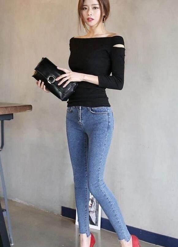 紧身牛仔裤美女，甜美有型，尽显苗条身材！