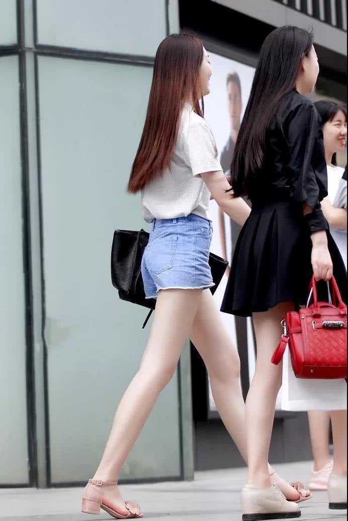 轻质少女紧身裤穿出婀娜身材，高挑的身段有种模特的潜质