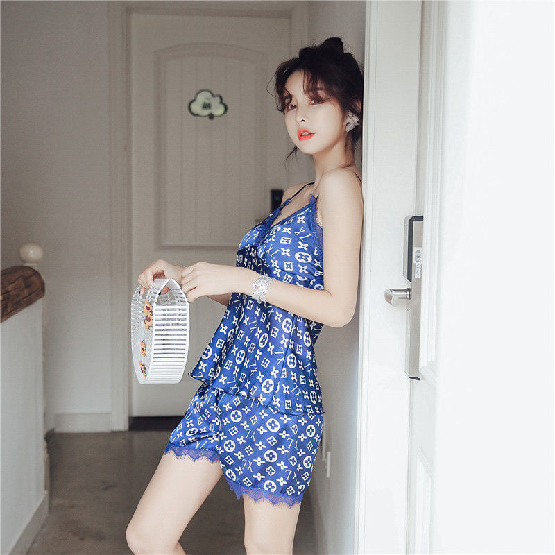 25以上的女人，晚上多穿这种“勾魂衫，太有女人味了