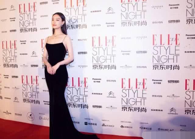 倪妮穿吊带黑礼服气质优雅，和杨幂Baby玩自拍尽显高级脸