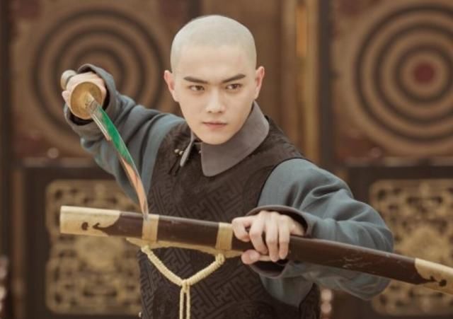 许凯家暴事件最新进展,初中同学又爆料其整容割了双眼皮!