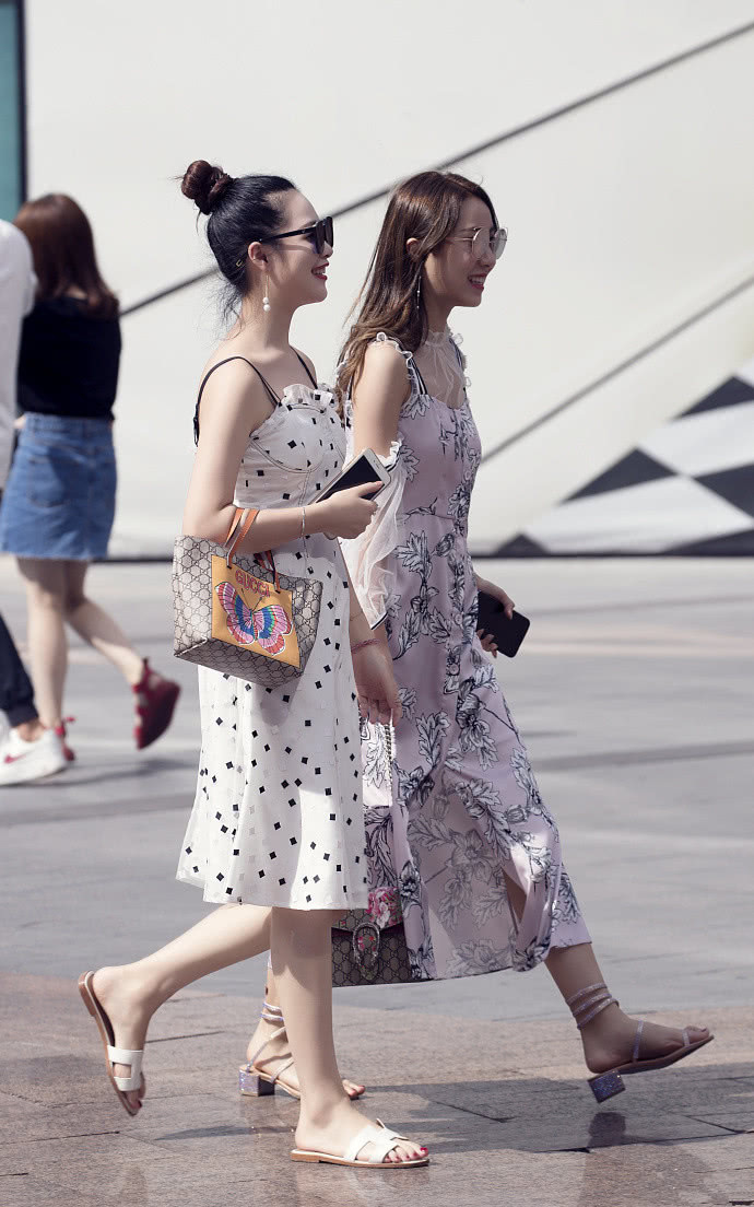 路人街拍，可爱小姐姐穿紧身吊带搭配半身裙，美得不要不要的！