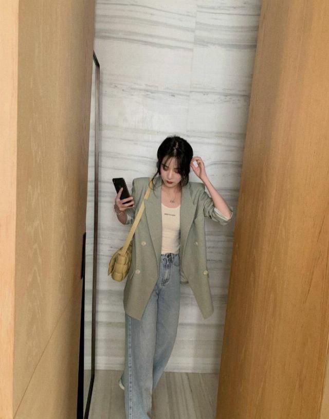  #丢掉#赶快丢掉厚运动外套吧！时尚达人强烈推荐十款显年轻高端大气穿搭，最少年青5岁