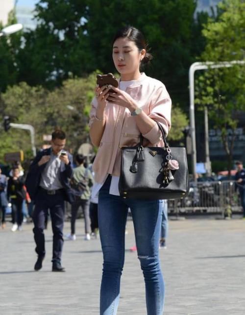  [气质]街拍：眉清目秀的小姐姐，一件灰色上衣配牛仔短裤，青春活力气质