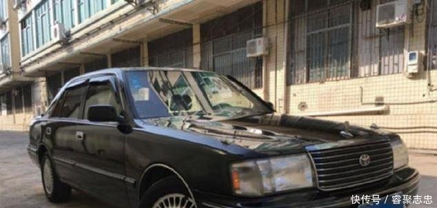 大爷花9千买辆老款的丰田皇冠, 小区门卫 这车我给你2万元