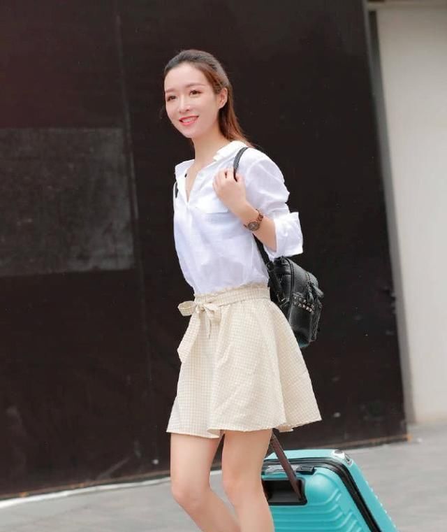  「衬衫」白色小衬衫配米色短裙 清新甜美 做最美街头女神