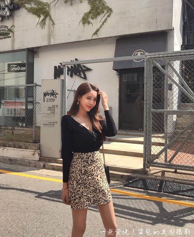 人像摄影：姑娘很是性感撩人，秀出了纤纤玉足