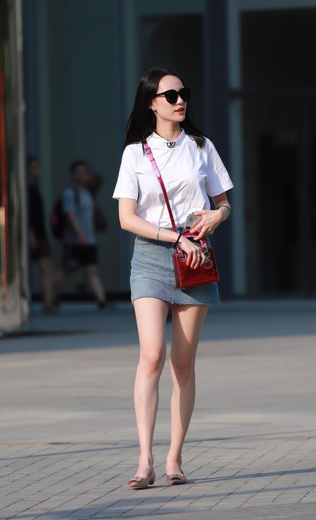 街拍：美女高贵俏丽五官精致，令人心醉啊！