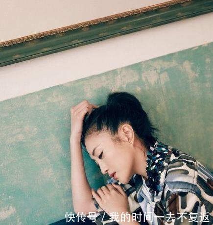 包文婧身穿吊带背心+阔腿裤，165身高穿出2米的气场，美炸了